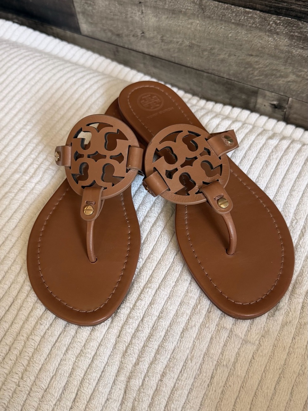 Tory Burch Leather Logo Thong Sandals in Brown